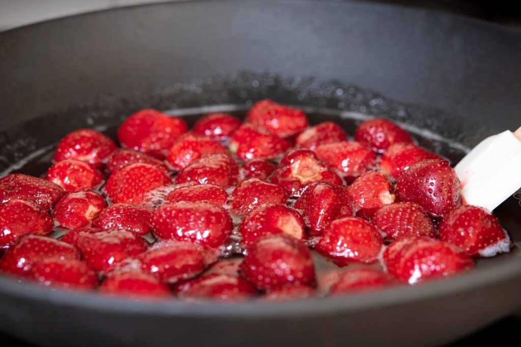 Oală cu compotul de căpșuni pus la fiert