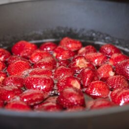 Oală cu compotul de căpșuni pus la fiert