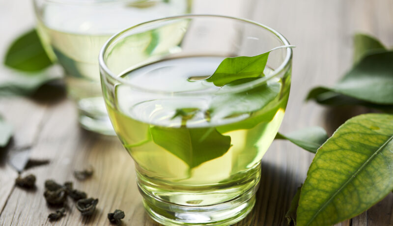 Ceai verde într-o cană din sticlă, pe lista cu băuturi care te ajută să scapi de grăsimea abdominală