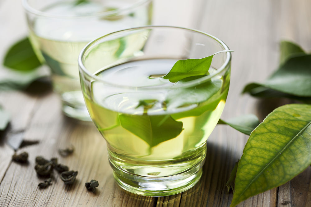 Ceai verde într-o cană din sticlă, pe lista cu băuturi care te ajută să scapi de grăsimea abdominală