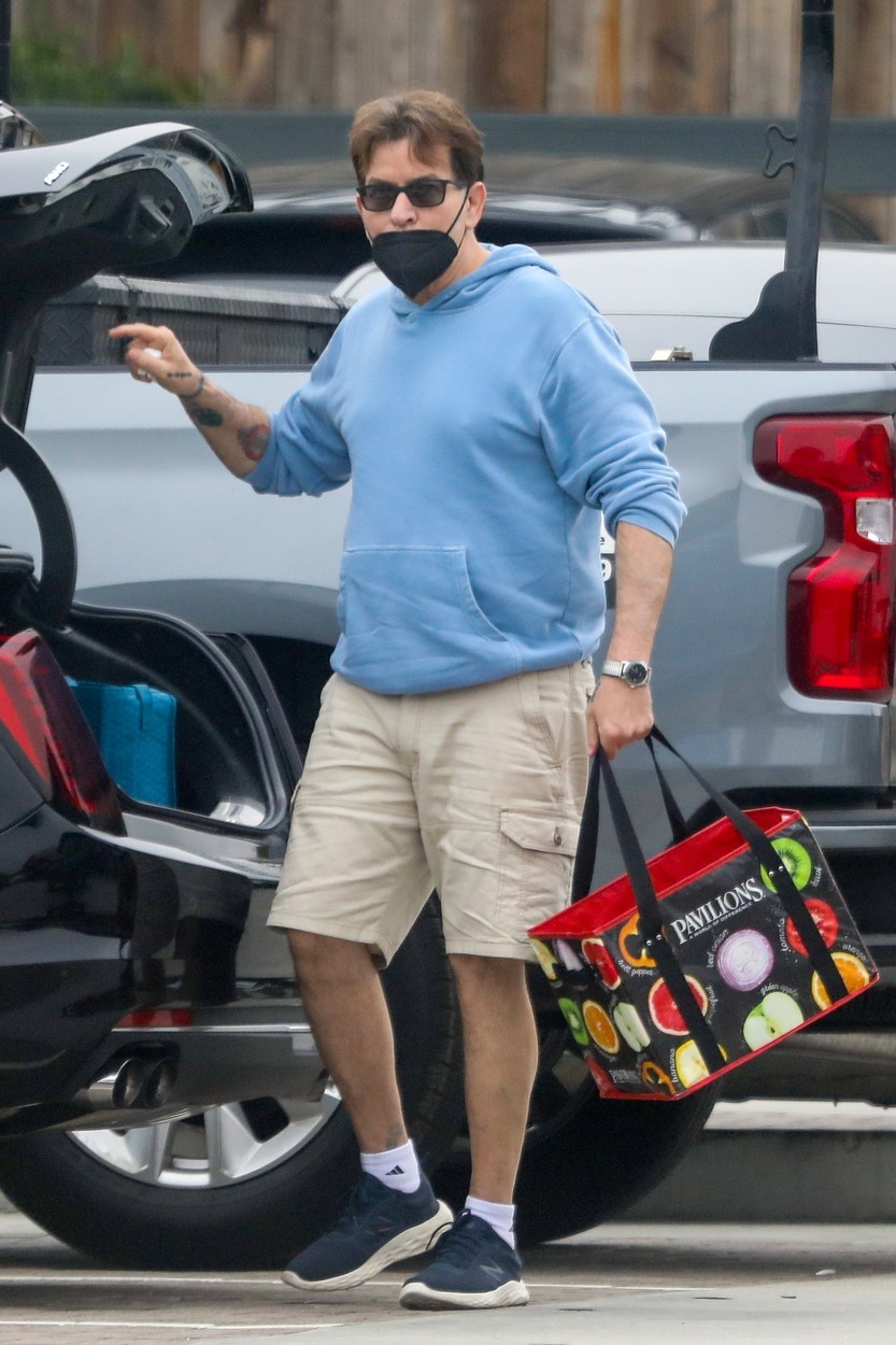 Charlie Sheen, cu masca pe față, în parcarea unui magazin