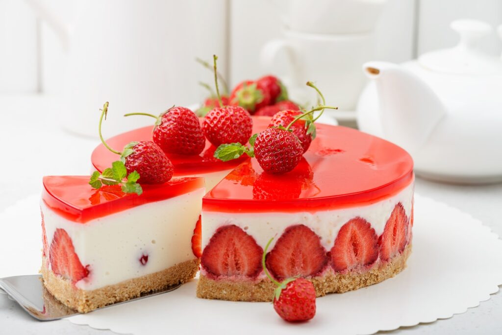 Cheesecake cu jeleu de căpșuni, fără coacere, decorat cu căpșuni proaspete
