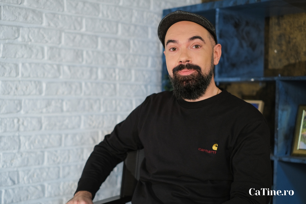 Claudiu Teohari, pe un scaun, în haine negre, la interviul CaTine.ro