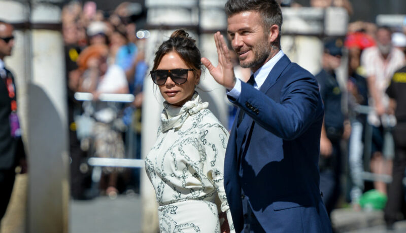 Soții Beckham, eleganți, la nunta lui Pilar Rubio și a lui Sergio Ramos