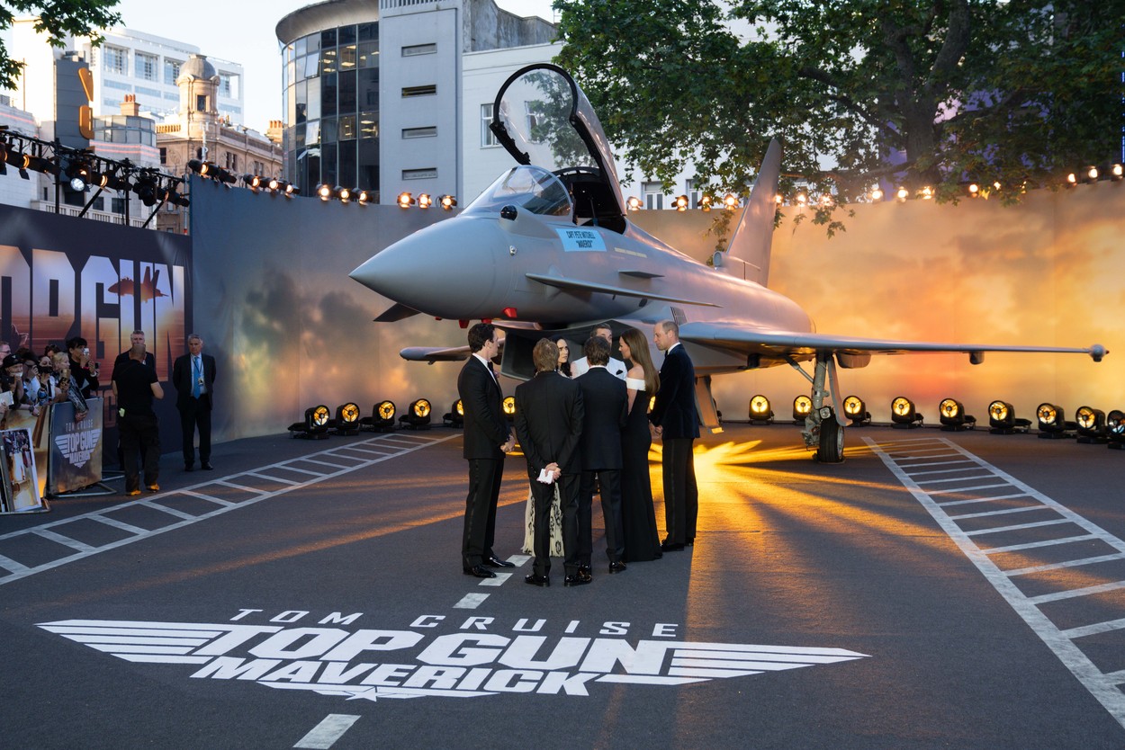 Ducii de Cambridge, lângă un avion F18, alături de echipa de producție de la Top Gun: Maverick