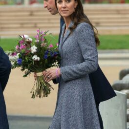 Kate Middleton, cu un buchet de flori în mână, în timp ce este alături de soțul ei