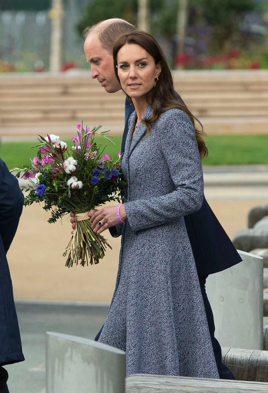 Kate Middleton, cu un buchet de flori în mână, în timp ce este alături de soțul ei