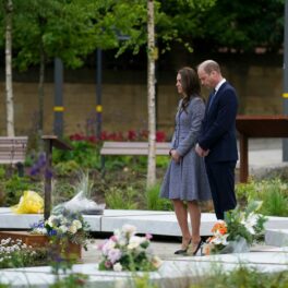 Ducii de Cambridge depun flori în Poiana Luminii în memoria victimelor de la Manchester Arena