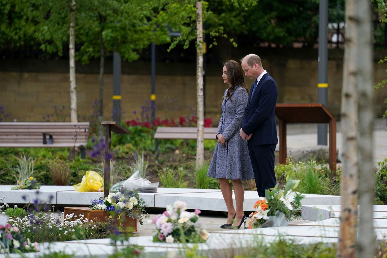 Ducii de Cambridge depun flori în Poiana Luminii în memoria victimelor de la Manchester Arena