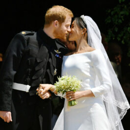Ducii de Sussex se sărută la nunta lor în 2018