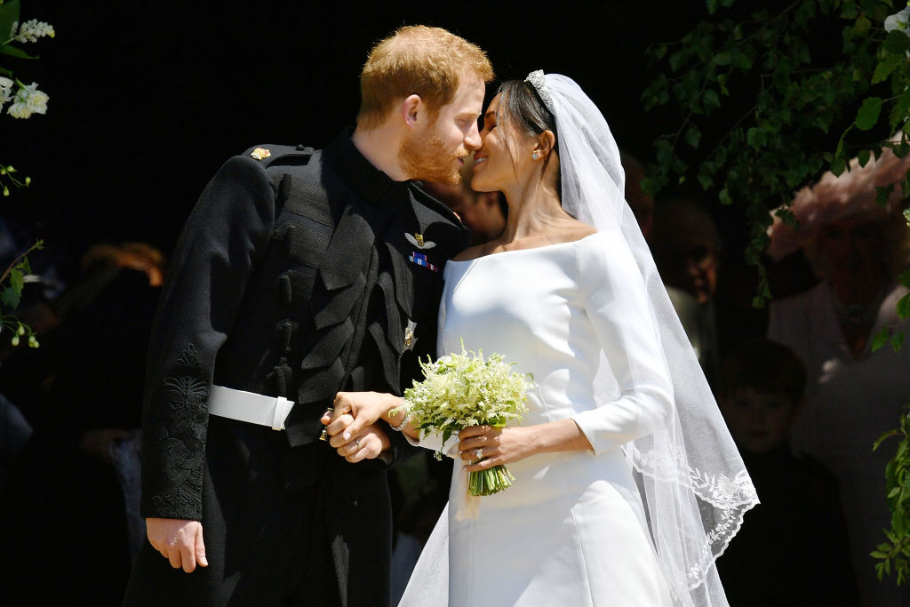 Ducii de Sussex se sărută la nunta lor în 2018