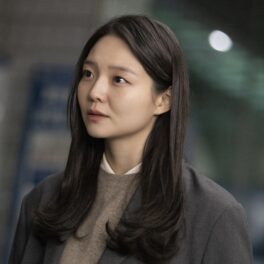 Actrița Esom într-o scenă din Taxi Driver în rolul personajului feminin principal, Kang Ha Na