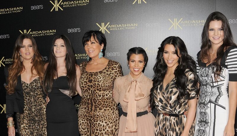 Familia Kardashian-Jenner la o prezentare de modă a propriei colecții în anul 2011