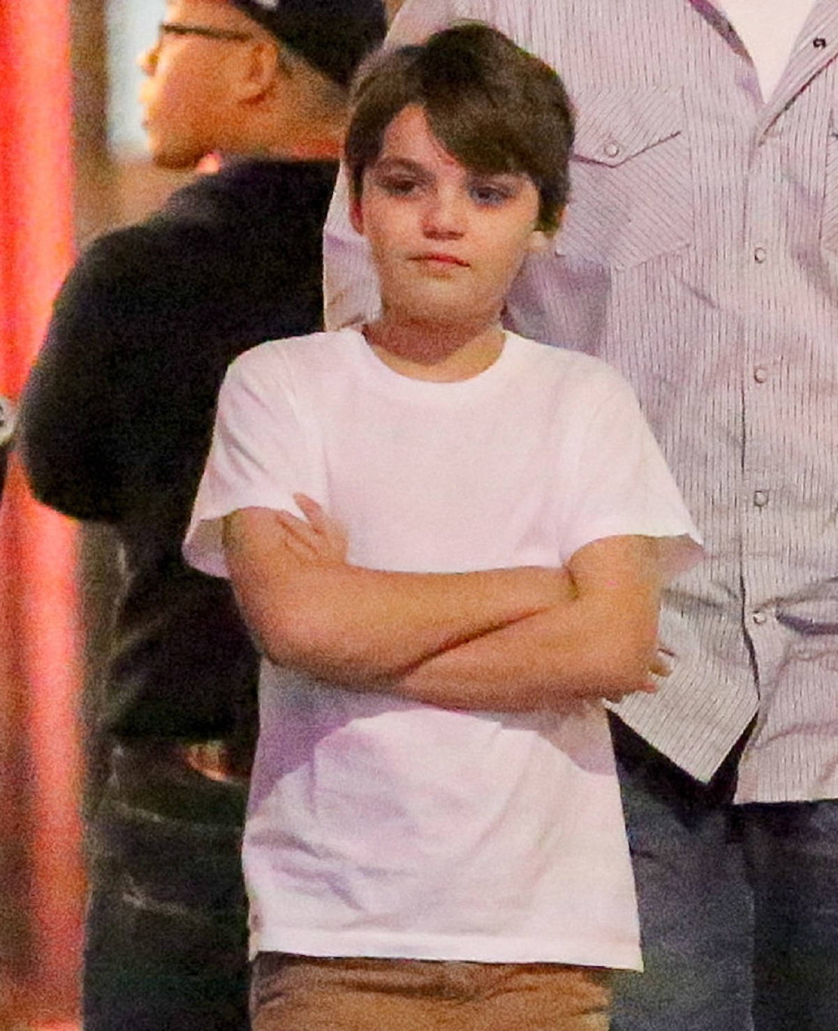 John Jack Depp în copilărie în timp ce poartă un tricou alb