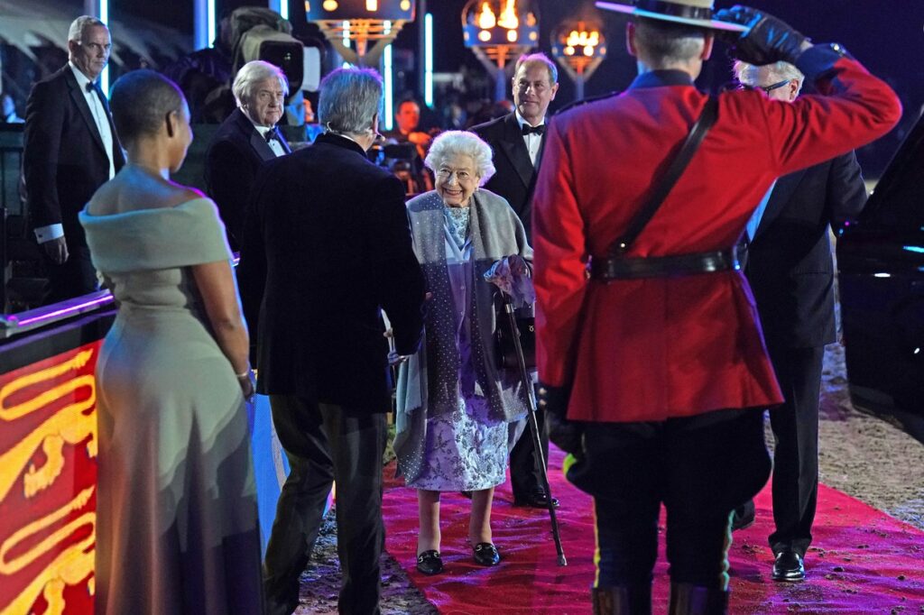Gărzile de onoare o salută pe Regina Elisabeta când ajunge la spectacolul ecvestru de la Castelul Windsor
