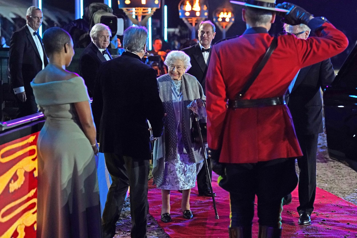 Gărzile de onoare o salută pe Regina Elisabeta când ajunge la spectacolul ecvestru de la Castelul Windsor
