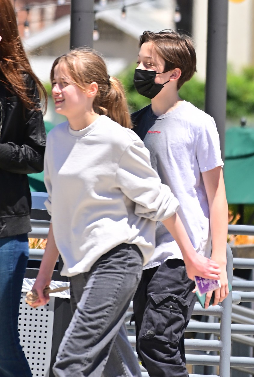 Vivienne Jolie-Pitt, pe stradă în Los Angeles, alături de fratele ei geamăn, Knox