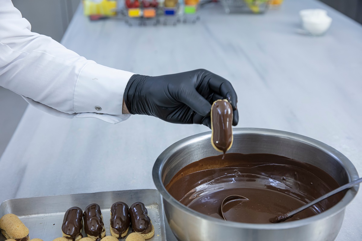 Rețetă de eclere cu cremă de vanilie și ciocolată, pasul de glazurare cu ciocolată