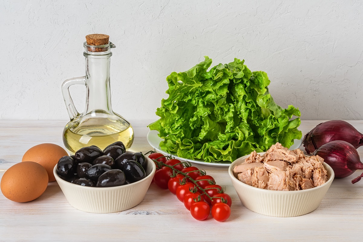 Ingrediente pentru salata de ton cu ouă fierte: file de ton, salată verde, roșii cherry, măsline, ouă, ulei de măsline