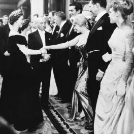 Regina Elisabeta în timp ce dă mâna cu Marilyn Monroe la întâlnirea din 1956