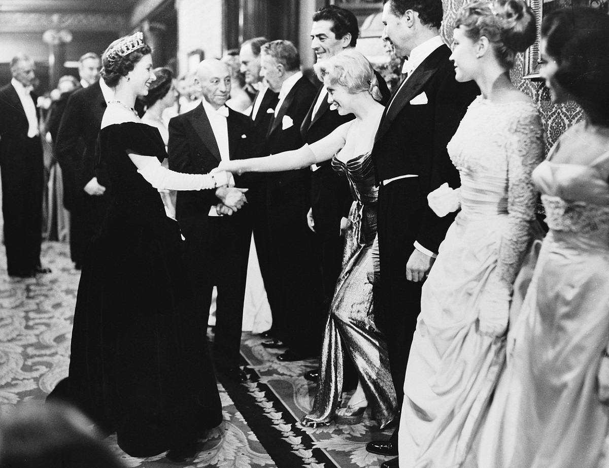 Regina Elisabeta în timp ce dă mâna cu Marilyn Monroe la întâlnirea din 1956