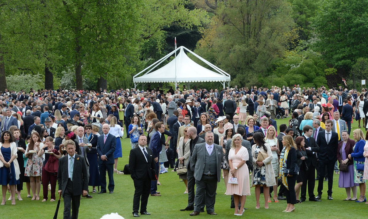 Invitații le petrecerile anuale din grădina Palatului Buckingham