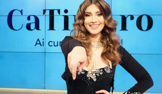 Iulia Albu, arată cu degetul către fani, la interviul CaTine.ro