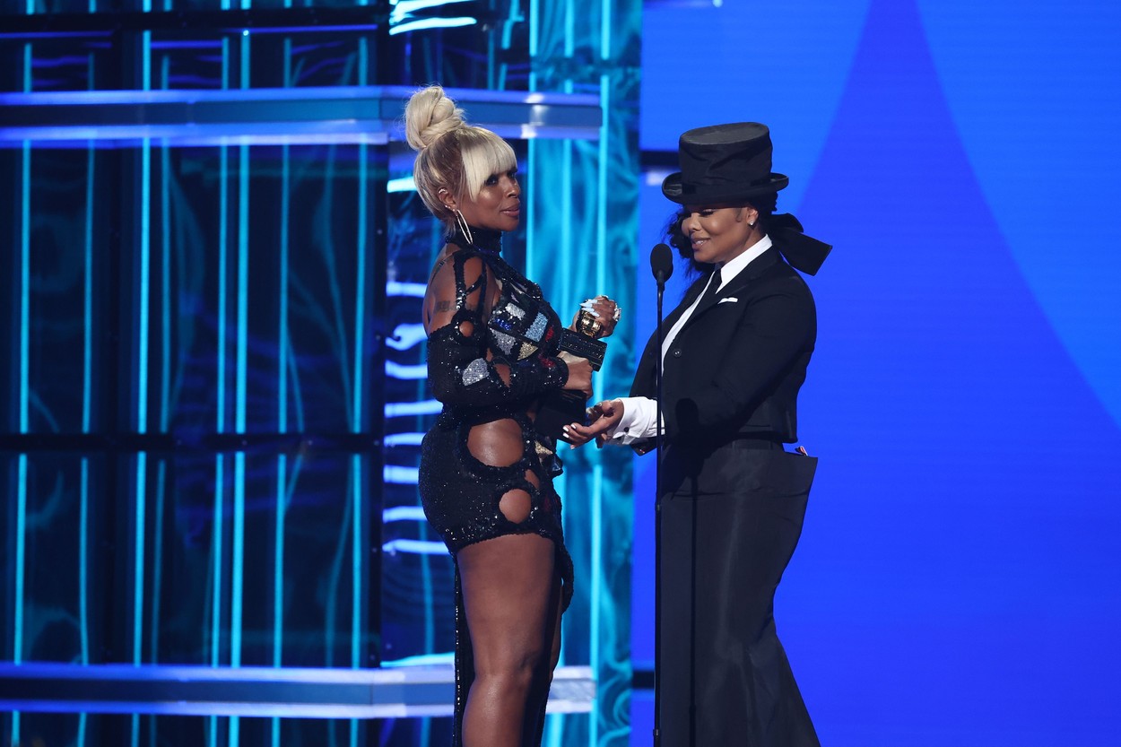 Janet Jackson îi acordă premiul Icon lui Mary J. Blidge pe scena Billboard Music Awards 2022