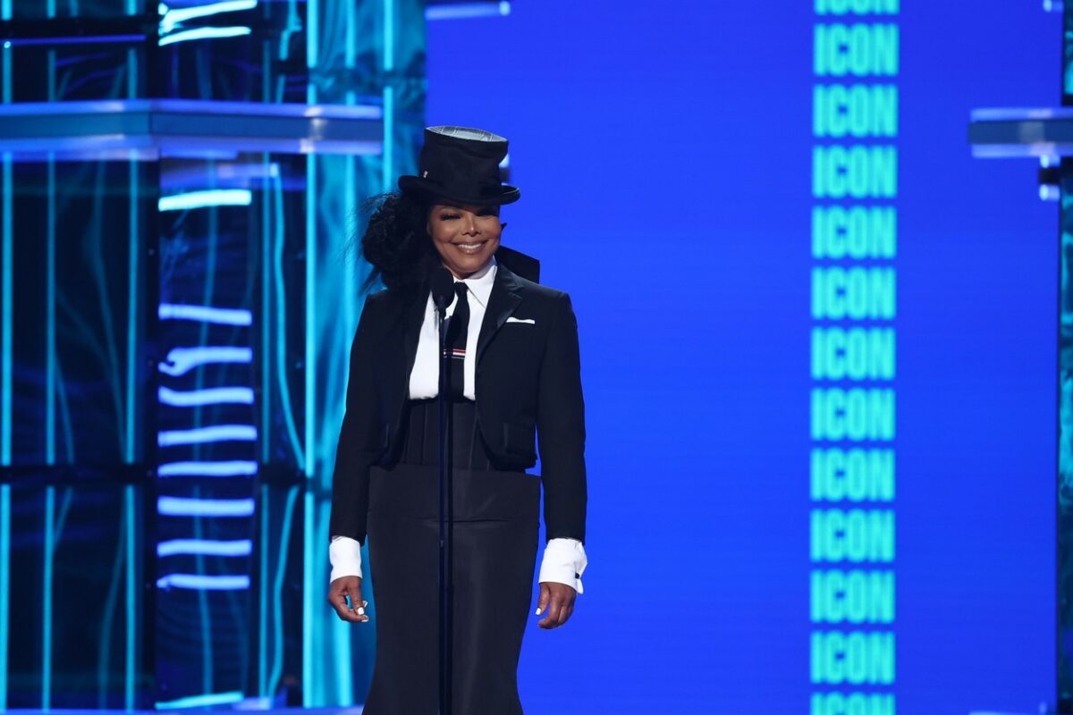 Janet Jackson, într-o ținută neagră, la Billboard Music Awards 2022