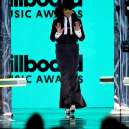 Janet Jackson urcă pe scena Billboard Music Awards 2022, într-o ținută elegantă, închisă la culoare