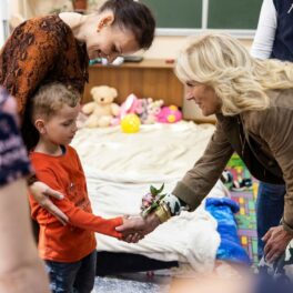 Jill Biden stă de vorbă cu copiii de la o școală din Ucraina