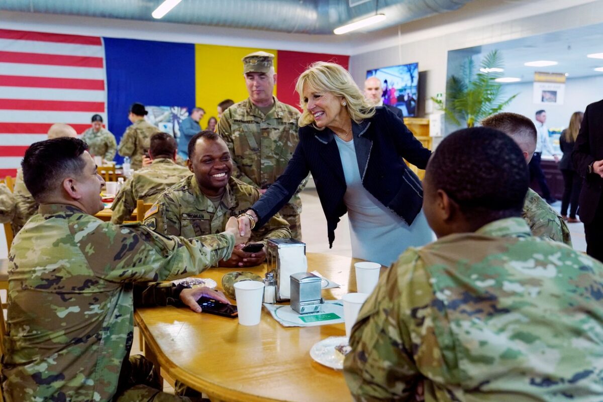 Jill Biden dă mâna cu soldații americani de la baza militară Mihail Kogălniceanu