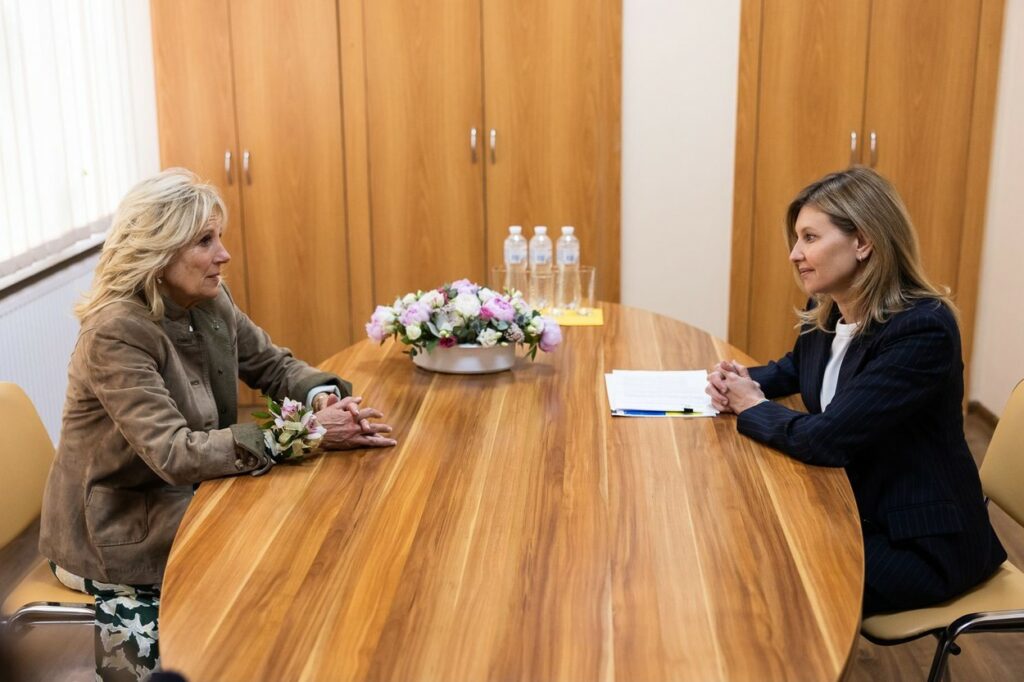 Jill Biden și Olena Zelensky, față în față la o masă într-o școală din Ucraina