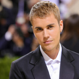 Justin Bieber, la Met Gala, într-un costum închis la culoare