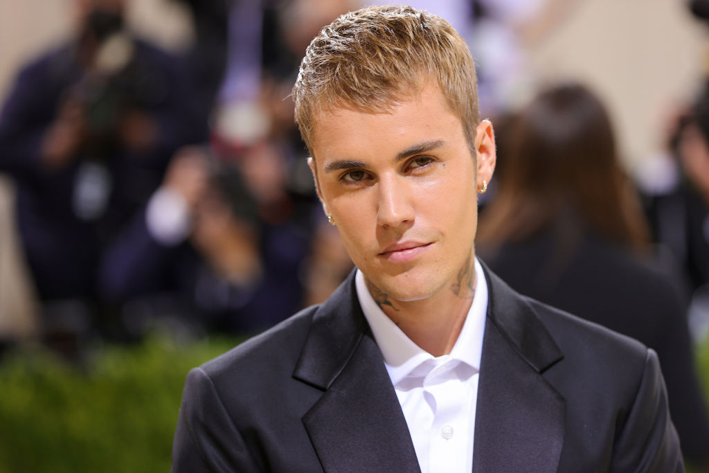 Justin Bieber, la Met Gala, într-un costum închis la culoare