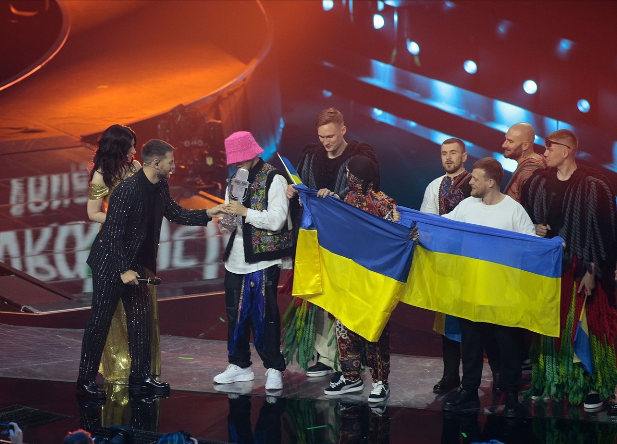 Kalush Orchestra în timp ce ridicătrfeul de la Eurovision 2022