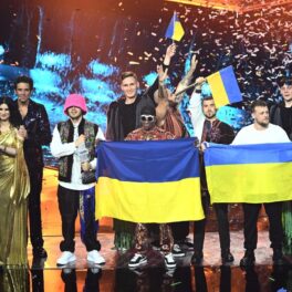 Kalush Orchestra pe scena Eurovision 2022 supă ce au câștigat concursul