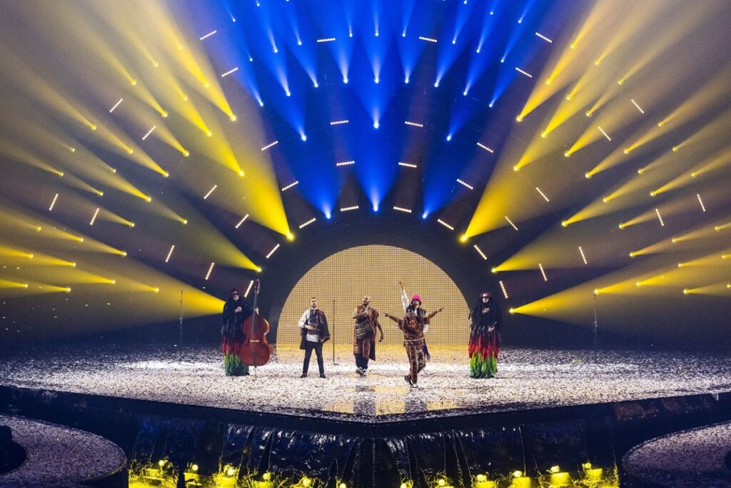 Kalush Orchestra în timp ce intarpretează piesa Stefania la Eurovision 2022