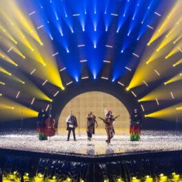 Kalush Orchestra în timp ce intarpretează piesa Stefania la Eurovision 2022