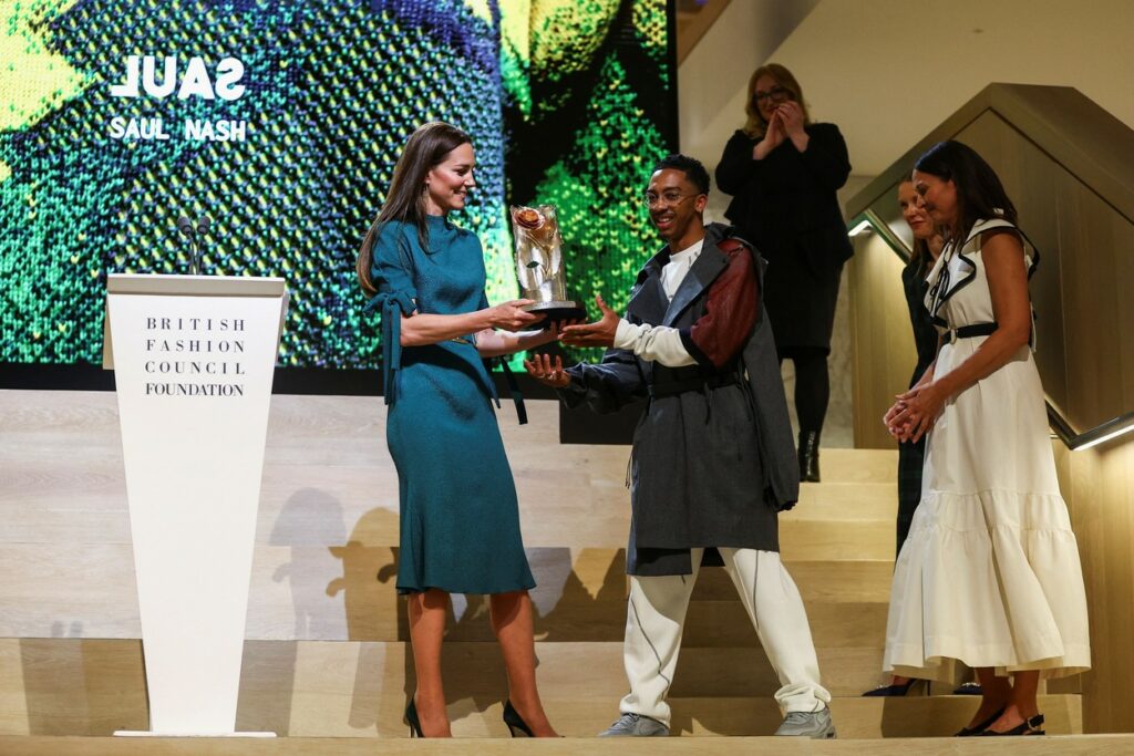 Kate Middleton, fotografiată în timp ce acordă Premiul Regina Elisabeta tinerilor designeri din Marea Britanie
