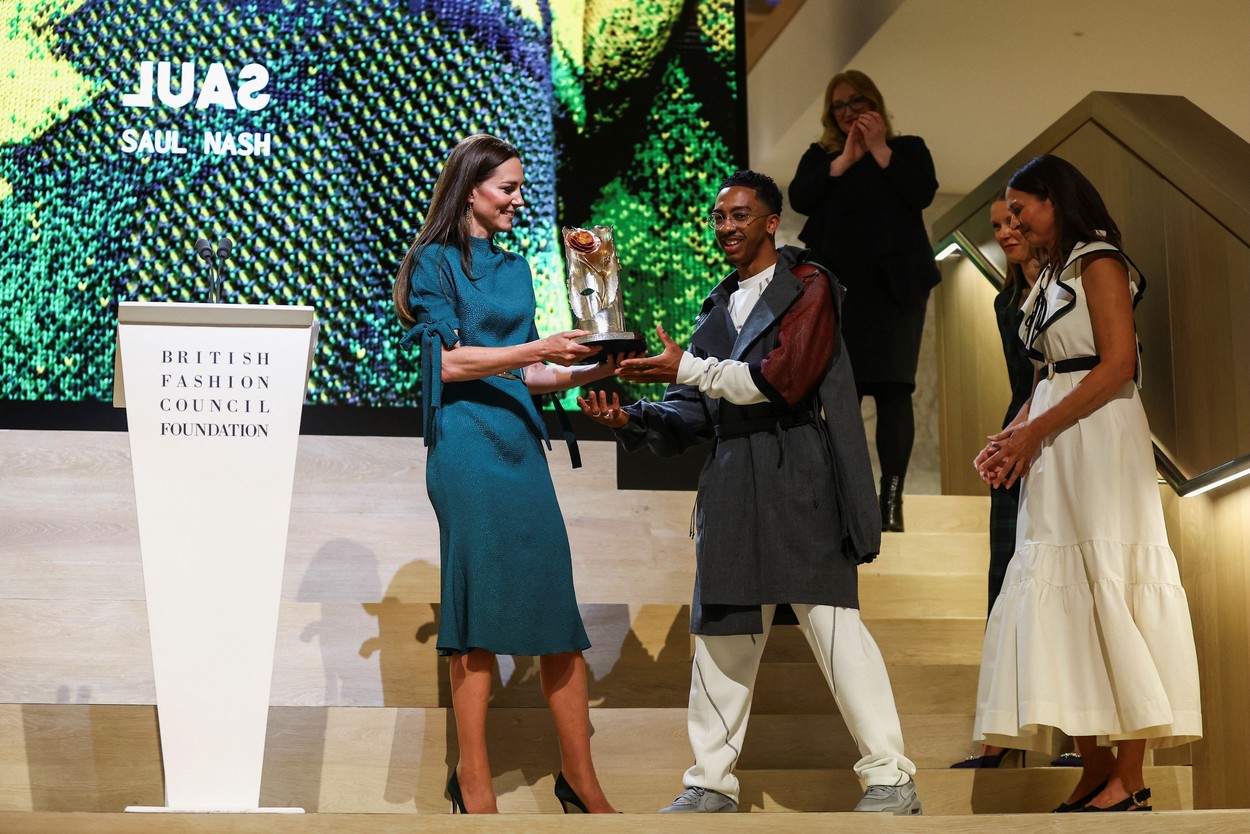 Kate Middleton, fotografiată în timp ce acordă Premiul Regina Elisabeta tinerilor designeri din Marea Britanie