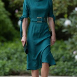 Kate Middleton, într-o rochie verde smarald, cu o curea în talie și pantofi cu toc
