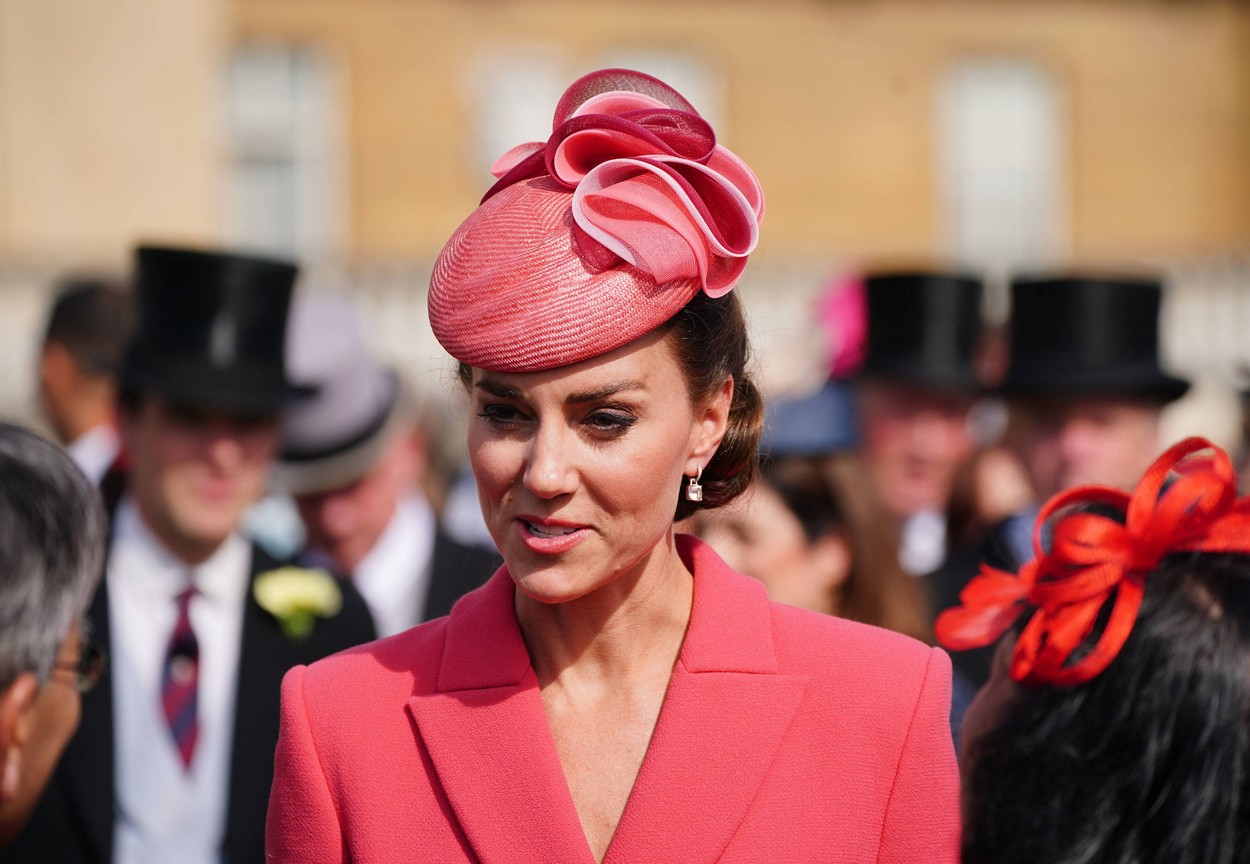 Kate Middleton, într-o rochie corai, cu pălărie asortată pe cap
