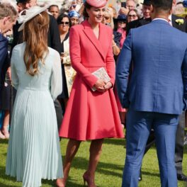 Kate Middleton, discută cu invitații din grădina Palatului Buckingham