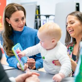 Kate Middleton se joacă cu un bebeluș de la o școală din Scoția