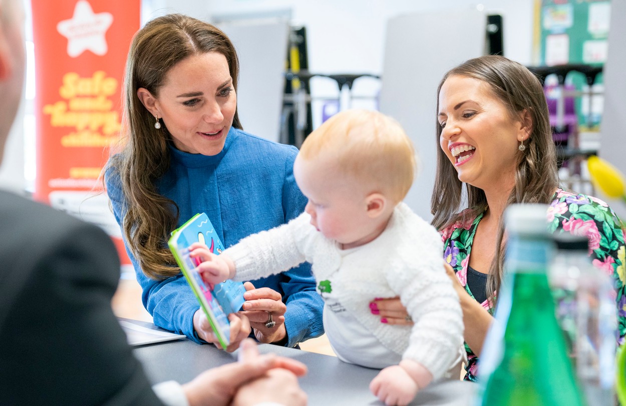 Kate Middleton se joacă cu un bebeluș de la o școală din Scoția