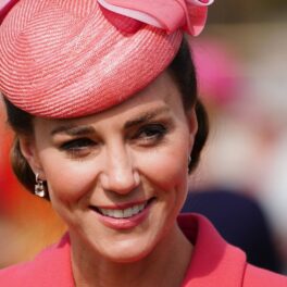 Kate Middleton, zâmbitoare, într-o fotografie portret la Palatul Buckingham