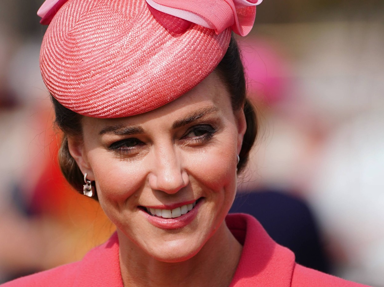 Kate Middleton, zâmbitoare, într-o fotografie portret la Palatul Buckingham
