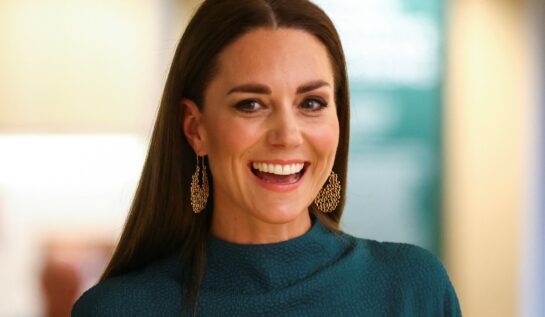 Kate Middleton, zâmbitoare în fața camerei, într-o rochie verde