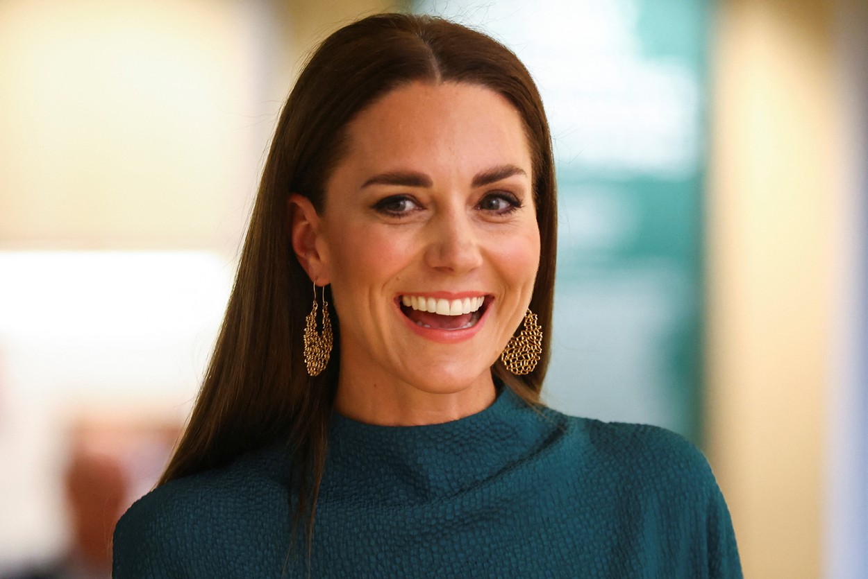 Kate Middleton, zâmbitoare în fața camerei, într-o rochie verde
